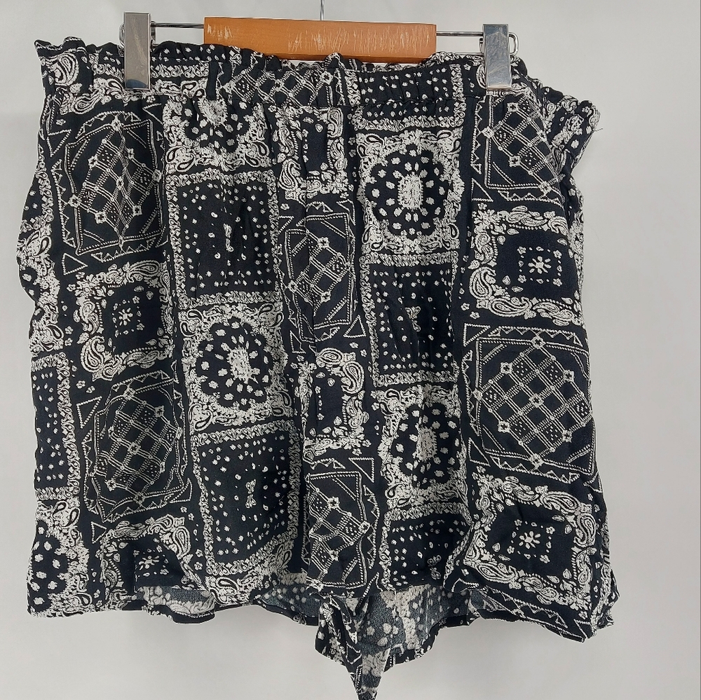bp black and white print pull on shorts